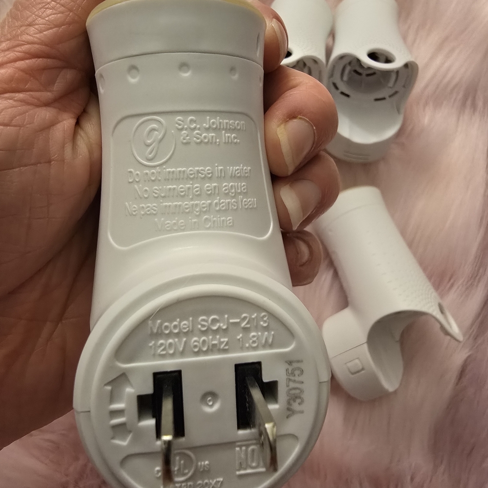 Glade Plug In (4) - Picture 2 of 2